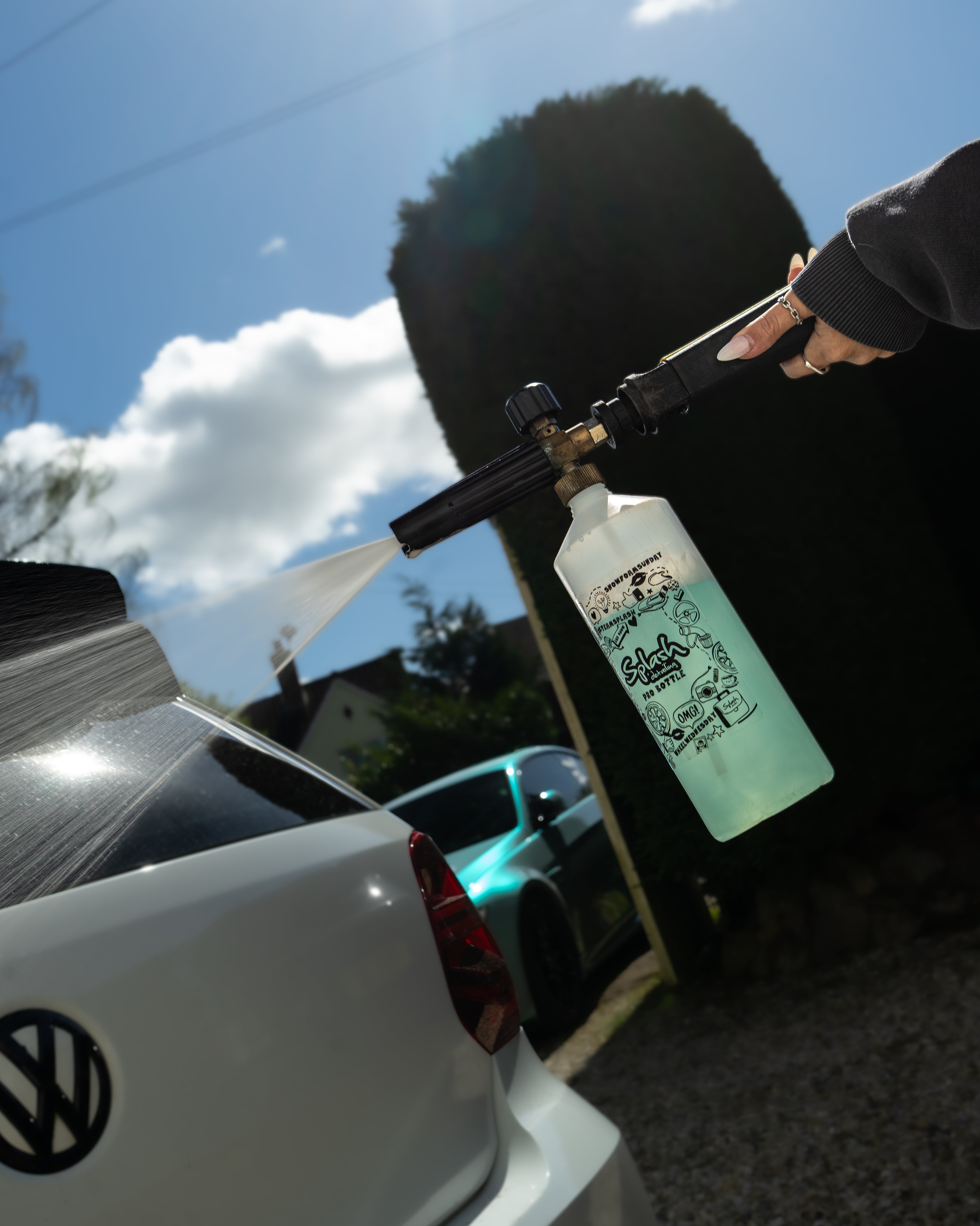 Aura PH Neutral Snow Foam + 1 Free Garage Pass Card