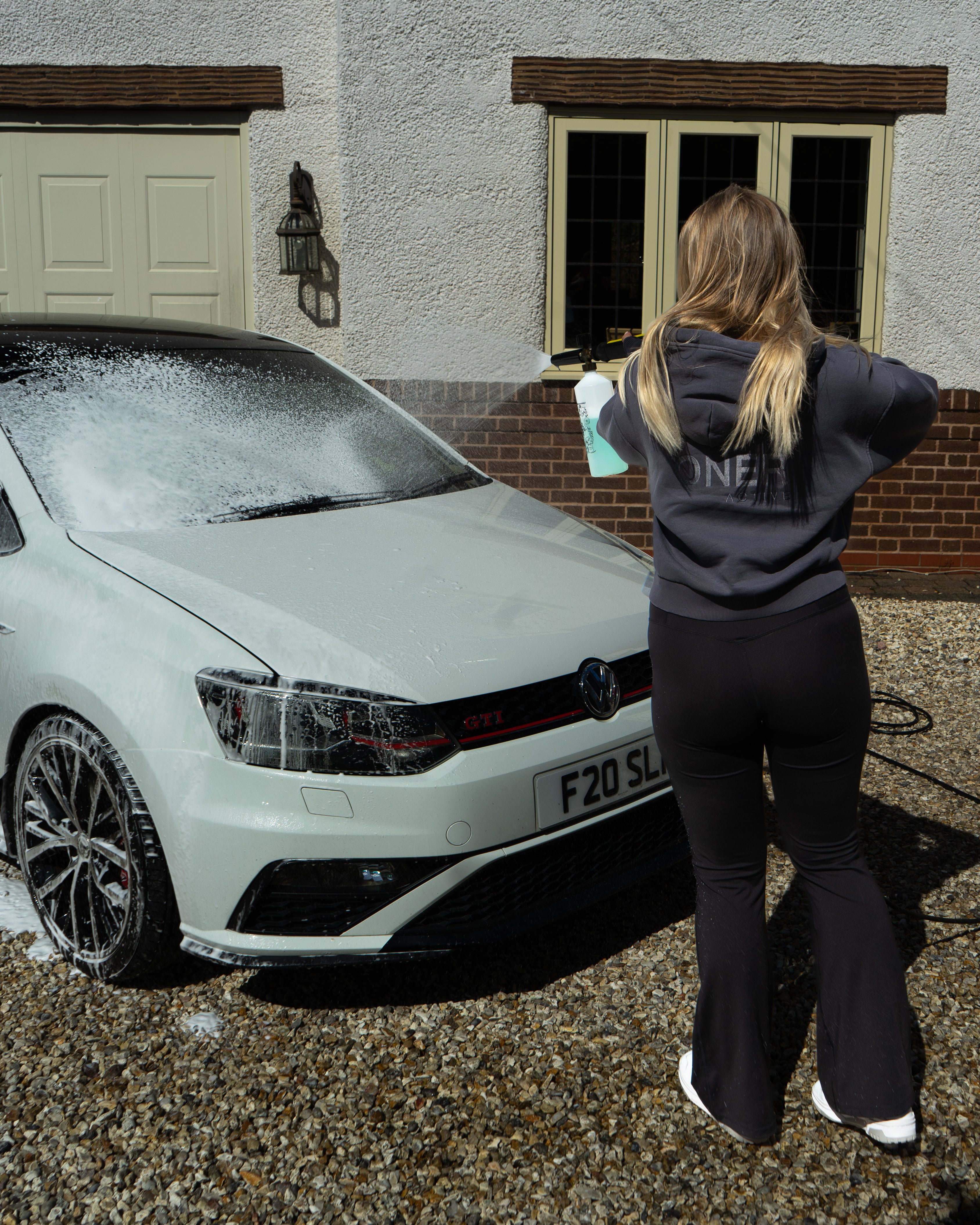 Aura PH Neutral Snow Foam + 1 Free Garage Pass Card