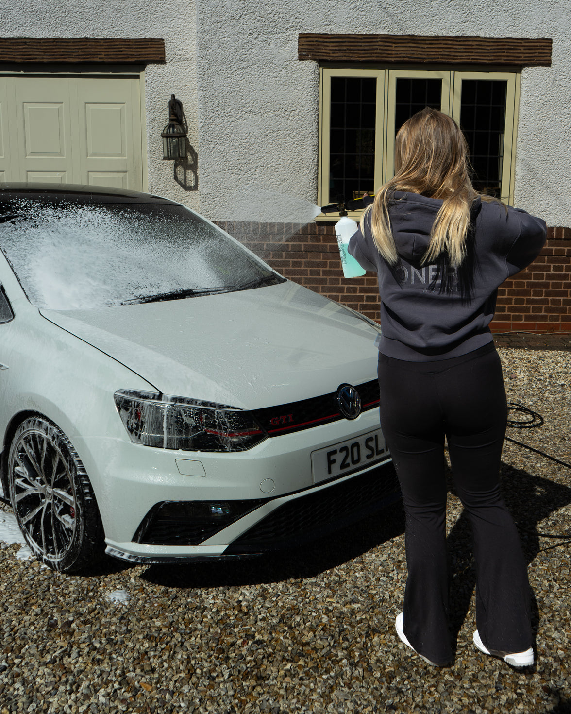 Aura PH Neutral Snow Foam + 1 Free Garage Pass Card